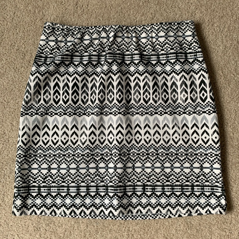 Black, White & Gray printed mini skirt